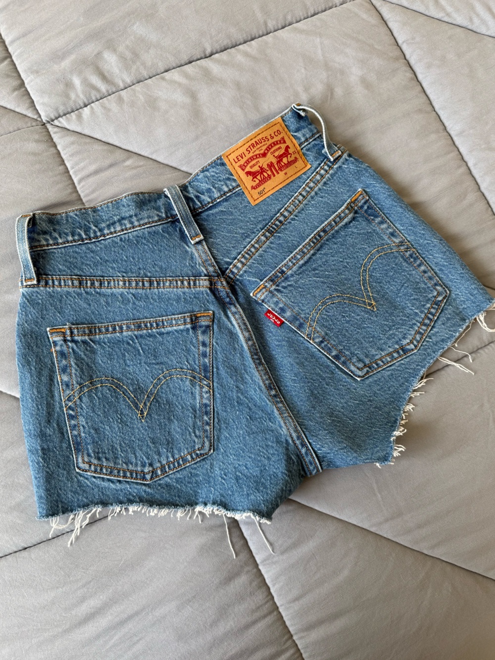 Levi 501 denim shorts size 24